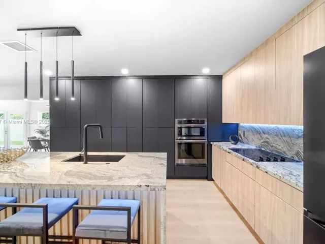 4-bedroom home for sale in Biscayne Park - 11530 NE 7th Ave - MondialRealty