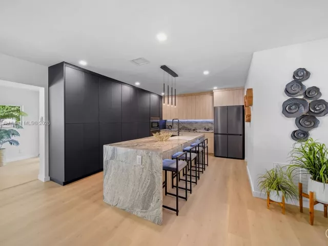 4-bedroom home for sale in Biscayne Park - 11530 NE 7th Ave - MondialRealty