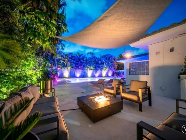 4-bedroom home for sale in Biscayne Park - 11530 NE 7th Ave - MondialRealty