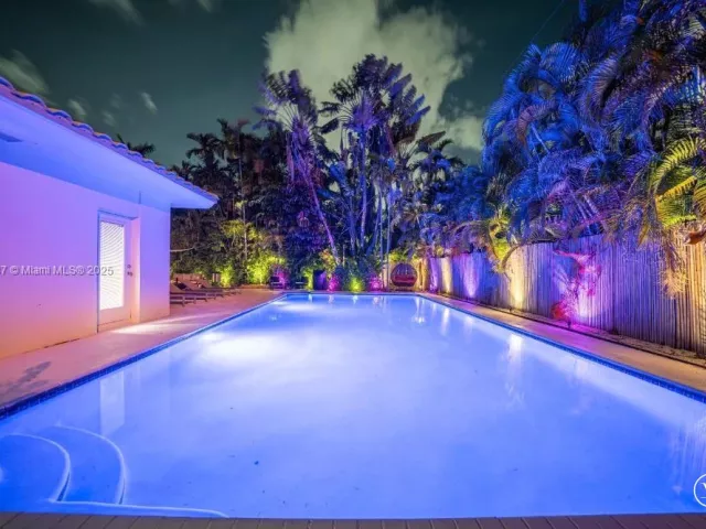 4-bedroom home for sale in Biscayne Park - 11530 NE 7th Ave - MondialRealty