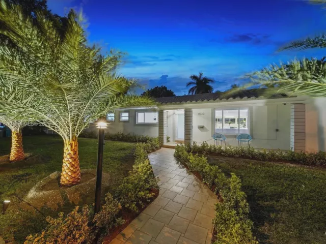 4-bedroom home for sale in Biscayne Park - 11530 NE 7th Ave - MondialRealty