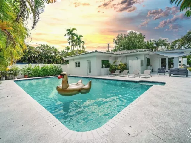 4-bedroom home for sale in Biscayne Park - 11530 NE 7th Ave - MondialRealty