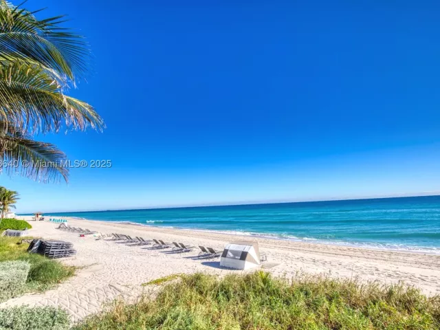 2-bedroom condo for sale in Hollywood - 2751 S Ocean Dr 505N - MondialRealty