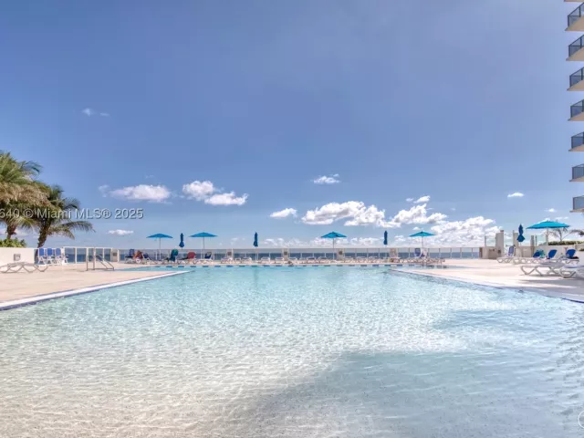 2-bedroom condo for sale in Hollywood - 2751 S Ocean Dr 505N - MondialRealty