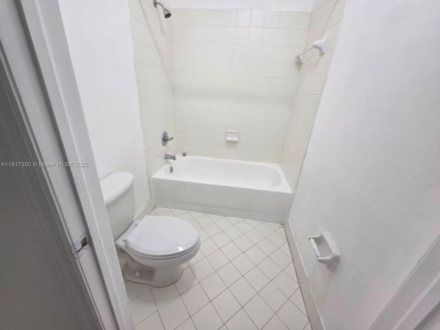 Home for rent at 3251 NE 11th Dr 3251 - photo 6198926