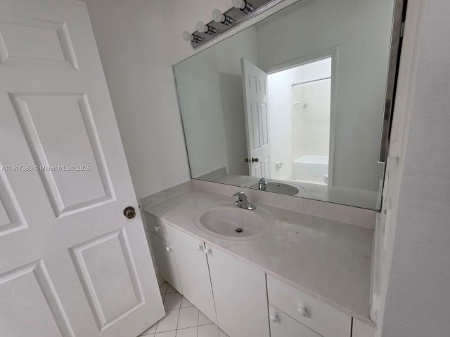 Home for rent at 3251 NE 11th Dr 3251 - photo 6198934