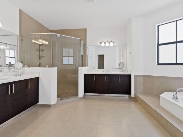 Home for rent at 10545 NW 69th Ter 10545 - photo 6178382