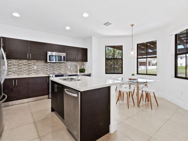 Home for rent at 10545 NW 69th Ter 10545 - photo 6178387