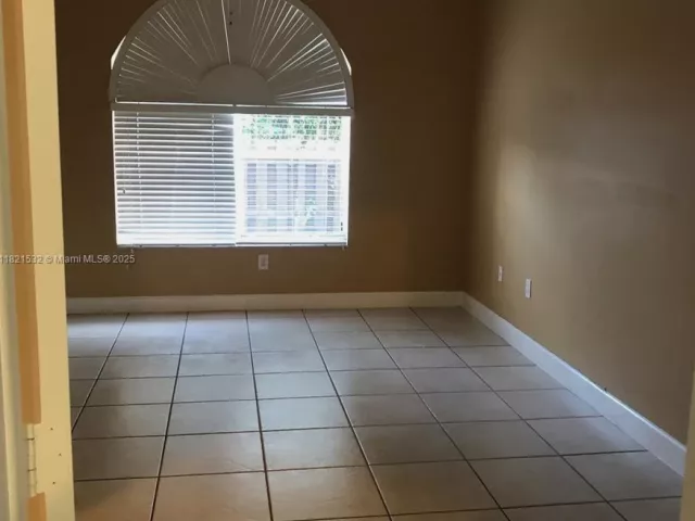 2-bedroom home for rent in Doral - 10932 NW 69 ST - MondialRealty