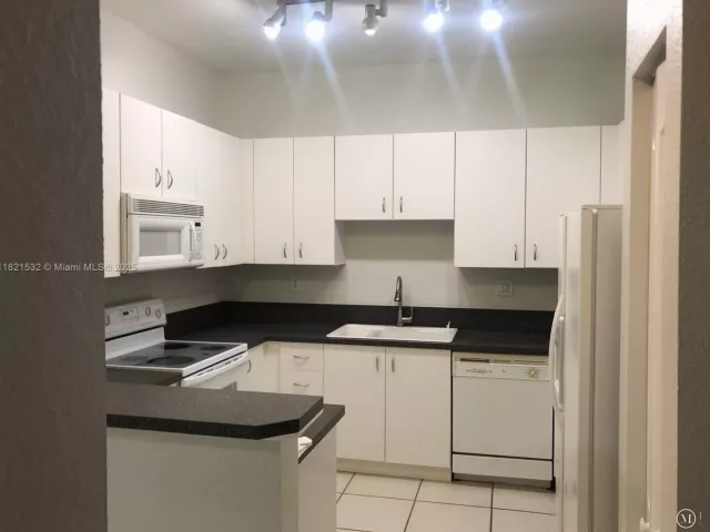 2-bedroom home for rent in Doral - 10932 NW 69 ST - MondialRealty