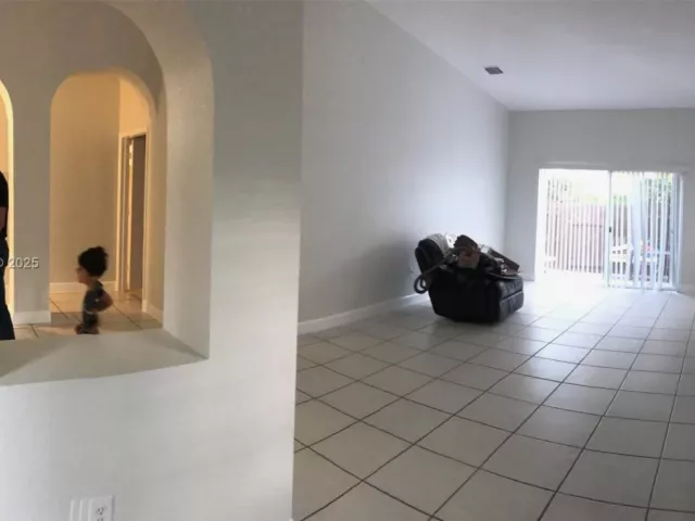 2-bedroom home for rent in Doral - 10932 NW 69 ST - MondialRealty