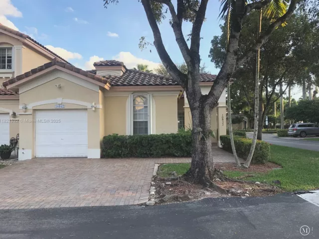 2-bedroom home for rent in Doral - 10932 NW 69 ST - MondialRealty