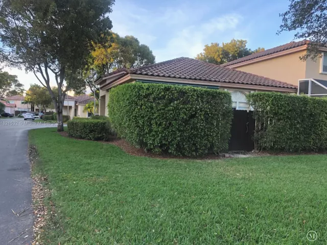 2-bedroom home for rent in Doral - 10932 NW 69 ST - MondialRealty
