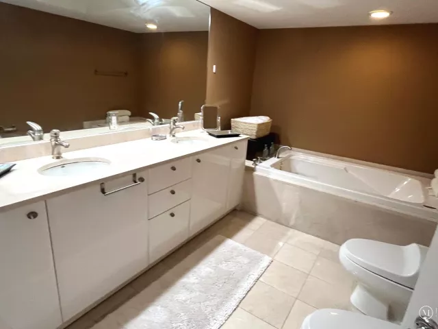 2-bedroom condo for sale in Sunny Isles Beach - 16500 Collins Avenue 2052 - MondialRealty