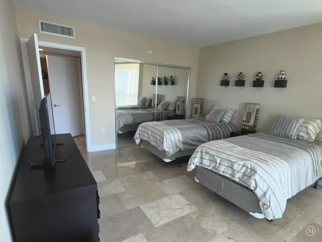 2-bedroom condo for sale in Sunny Isles Beach - 16500 Collins Avenue 2052 - MondialRealty