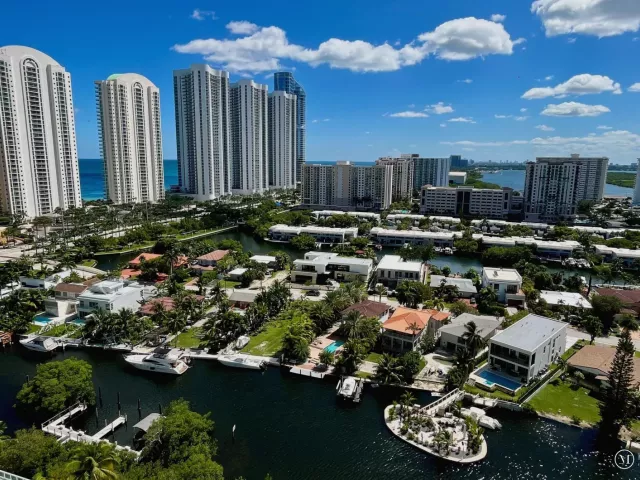 2-bedroom condo for sale in Sunny Isles Beach - 16500 Collins Avenue 2052 - MondialRealty