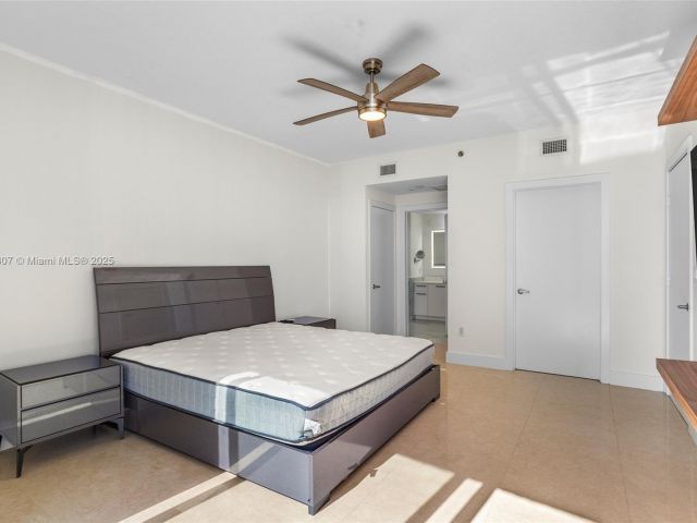 Apartment for rent  Unit #4001 - photo 6181888