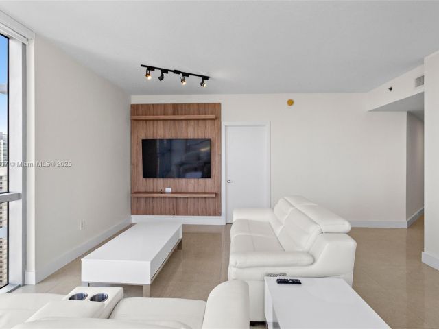 Apartment for rent  Unit #4001 - photo 6181898