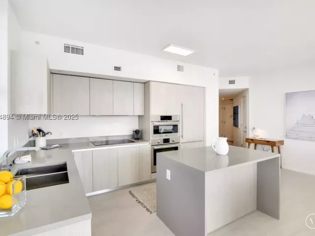 3-bedroom condo for rent in Hollywood - 4010 S Ocean Dr T3708 - MondialRealty
