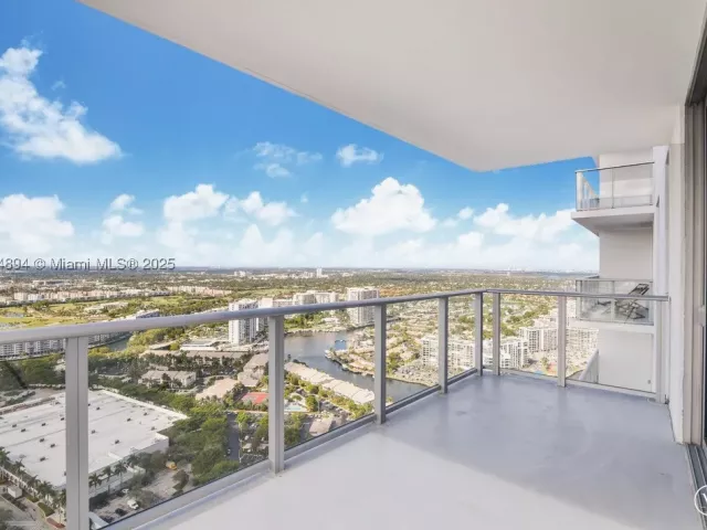 3-bedroom condo for rent in Hollywood - 4010 S Ocean Dr T3708 - MondialRealty