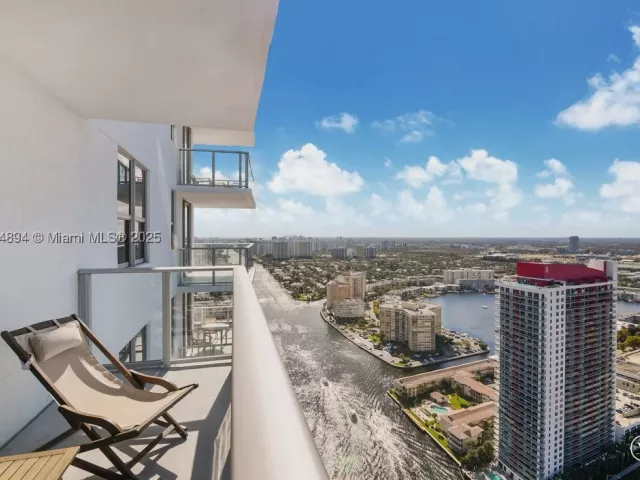 3-bedroom condo for rent in Hollywood - 4010 S Ocean Dr T3708 - MondialRealty