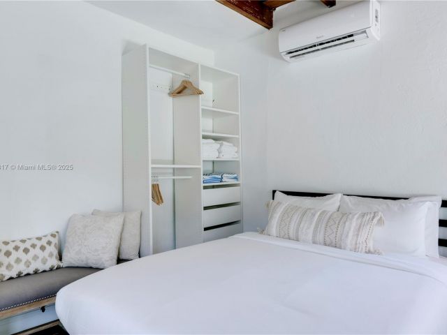 Home for rent at 11534 NE 13th Ave - photo 6181125