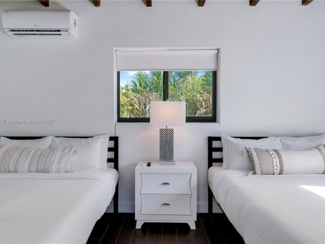 Home for rent at 11534 NE 13th Ave - photo 6181126