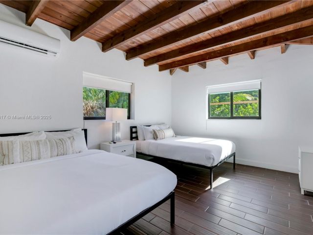 Home for rent at 11534 NE 13th Ave - photo 6181127