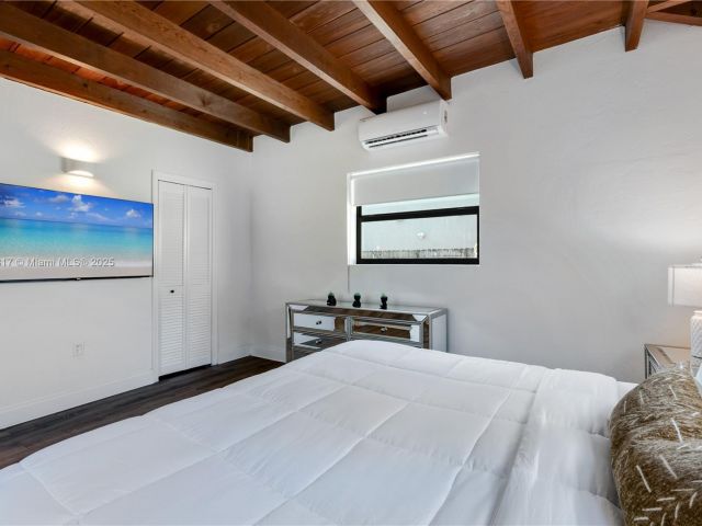 Home for rent at 11534 NE 13th Ave - photo 6181128