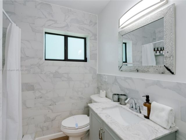 Home for rent at 11534 NE 13th Ave - photo 6181132