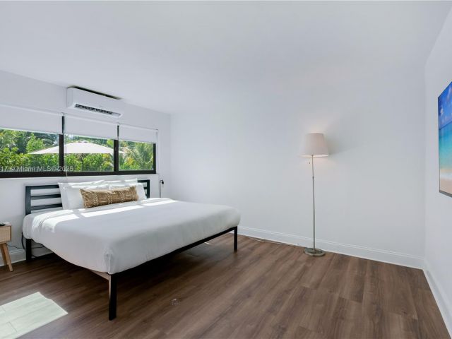 Home for rent at 11534 NE 13th Ave - photo 6181135