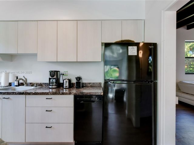 Home for rent at 11534 NE 13th Ave - photo 6181137