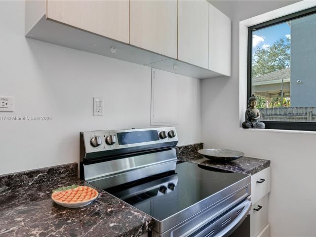 Home for rent at 11534 NE 13th Ave - photo 6181138