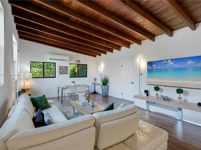 Home for rent at 11534 NE 13th Ave - photo 6181143