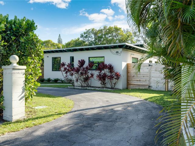 Home for rent at 11534 NE 13th Ave - photo 6181144