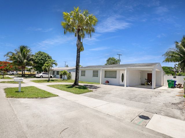 Home for sale at 1395 SW 46 Th Avenue - photo 6184444