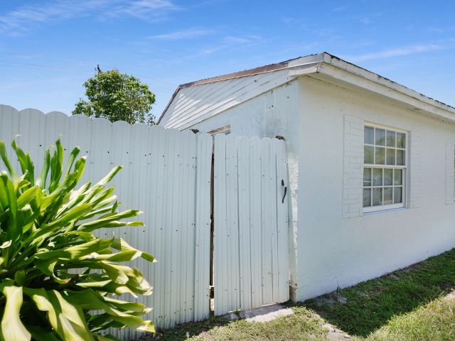 Home for sale at 1395 SW 46 Th Avenue - photo 6184445