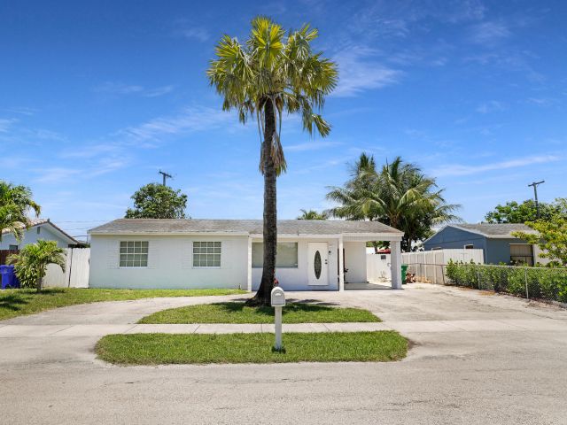 Home for sale at 1395 SW 46 Th Avenue - photo 6184450