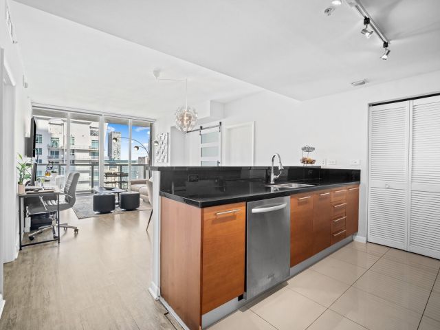 Apartment for sale  Unit #2210 - photo 6185533