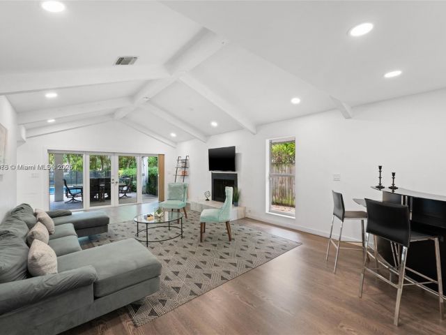 Home for sale at 413 Holiday - photo 6184682