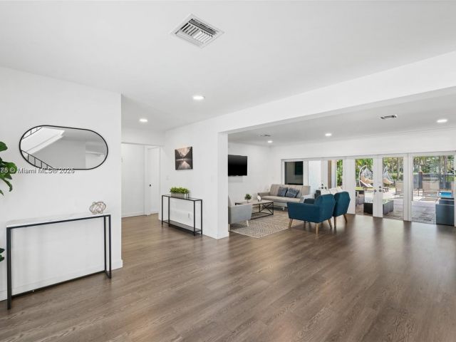 Home for sale at 413 Holiday - photo 6184691