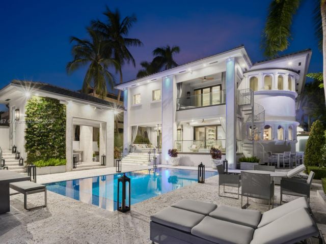 Home for rent at 176 S Hibiscus Dr - photo 6188575