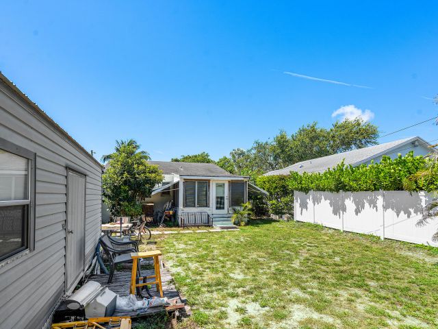 Home for sale at 221 NE 10th Street - photo 6214335