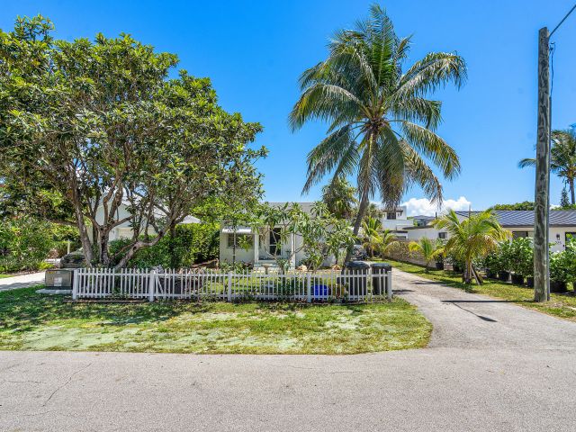 Home for sale at 221 NE 10th Street - photo 6214337