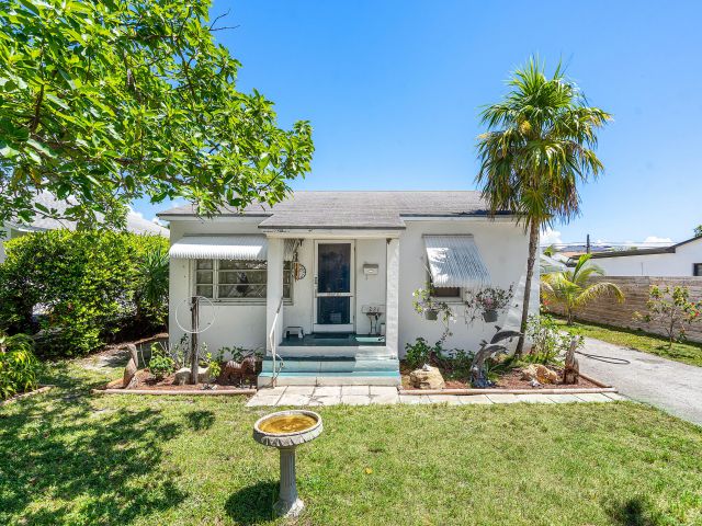 Home for sale at 221 NE 10th Street - photo 6214340