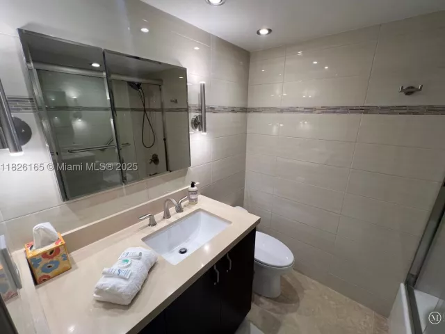 2-bedroom condo for rent in Miami Beach - 5151 Collins Ave 535 - MondialRealty