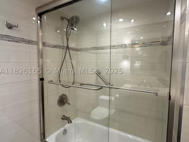 2-bedroom condo for rent in Miami Beach - 5151 Collins Ave 535 - MondialRealty