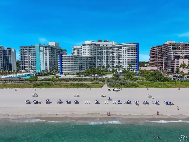 2-bedroom condo for rent in Miami Beach - 5151 Collins Ave 535 - MondialRealty