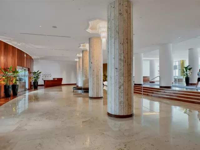 2-bedroom condo for rent in Miami Beach - 5151 Collins Ave 535 - MondialRealty