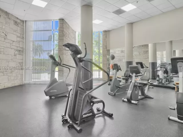 2-bedroom condo for rent in Miami Beach - 5151 Collins Ave 535 - MondialRealty